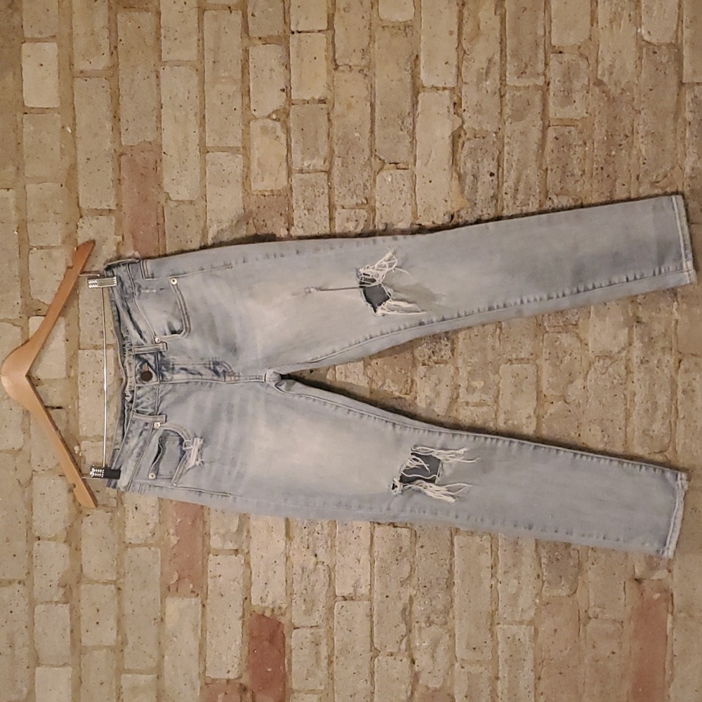 Women's Distressed, Light Denim, Boyfriend Jeans. American Eagle. Size 4.